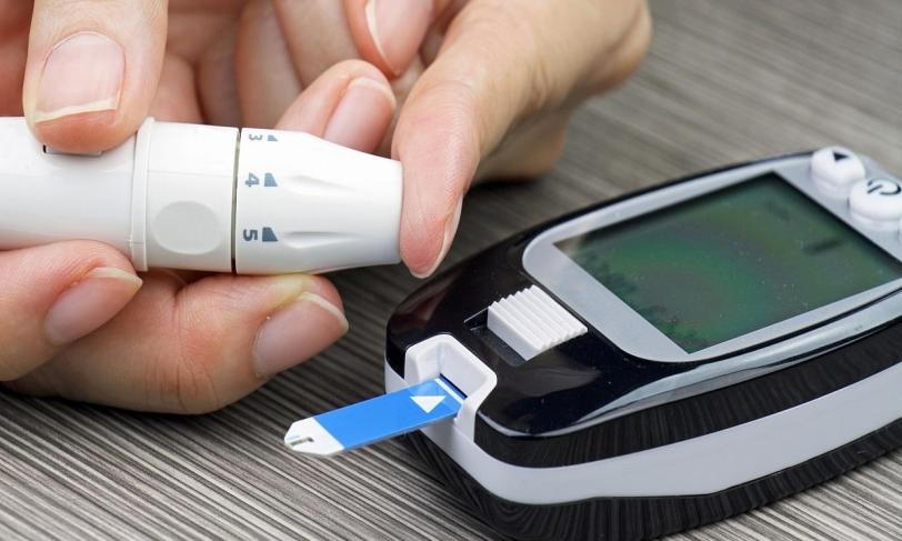 bloodglucosetesting_50_50
