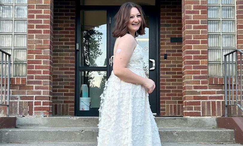 Photo of Bailey on step.