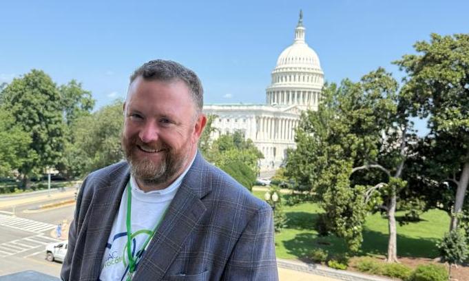 Man standing in front of U.S. Capitol Building.